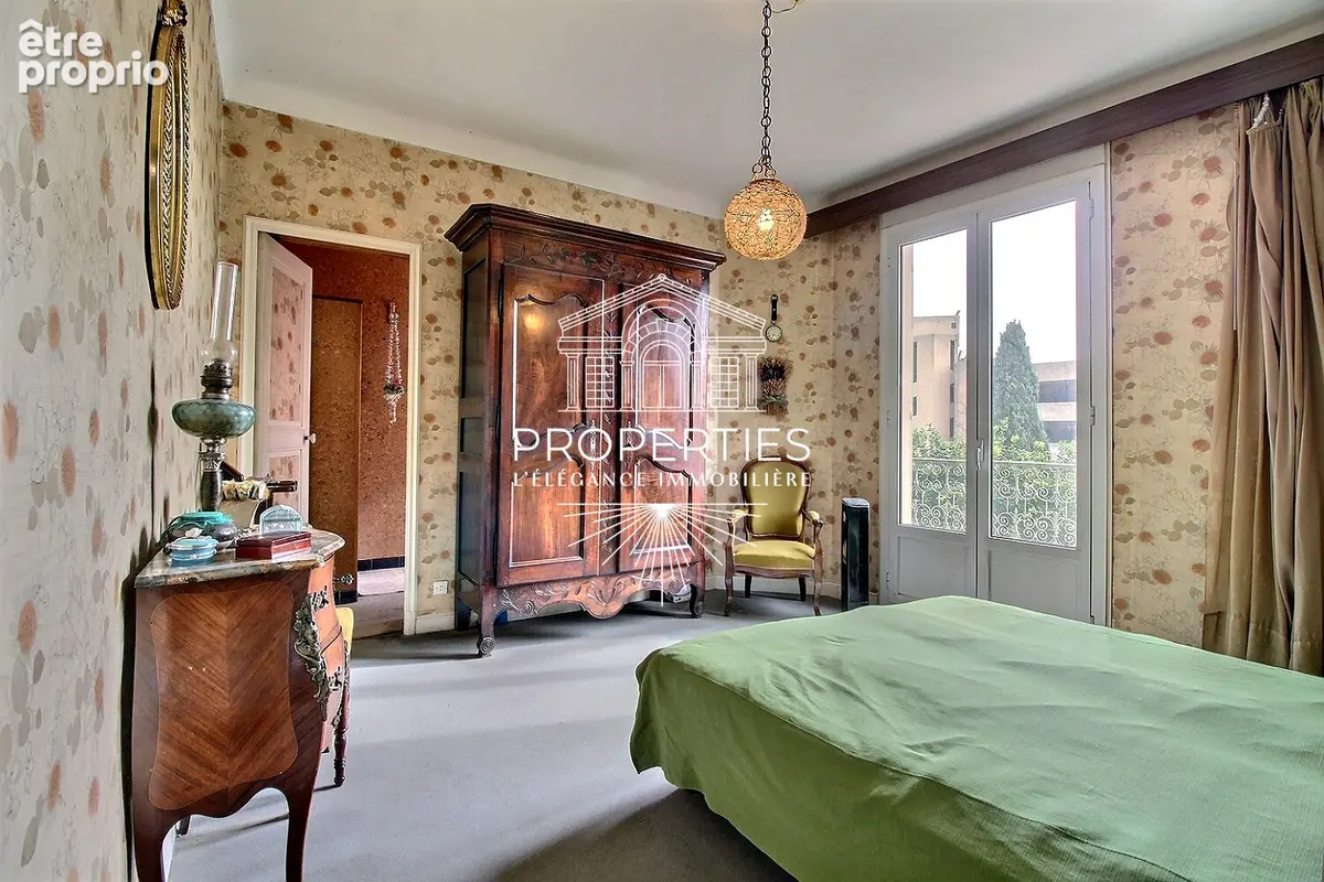 Le lavandou - lot t3 + t2 - centre ville  - rez-de-chaussee et dernier etage - photo 4