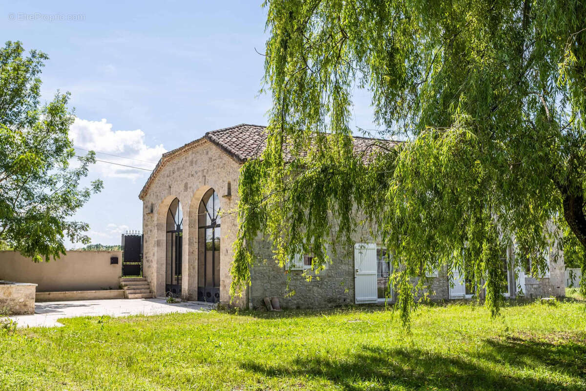 Stone property with renovation project - photo 3