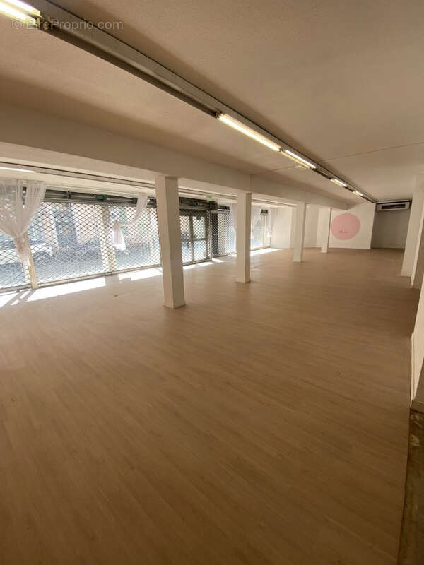 A Vendre -Local Commercial de 830 m2 avec sous-sol de 450 m2 en plein Centre-ville. - photo 7