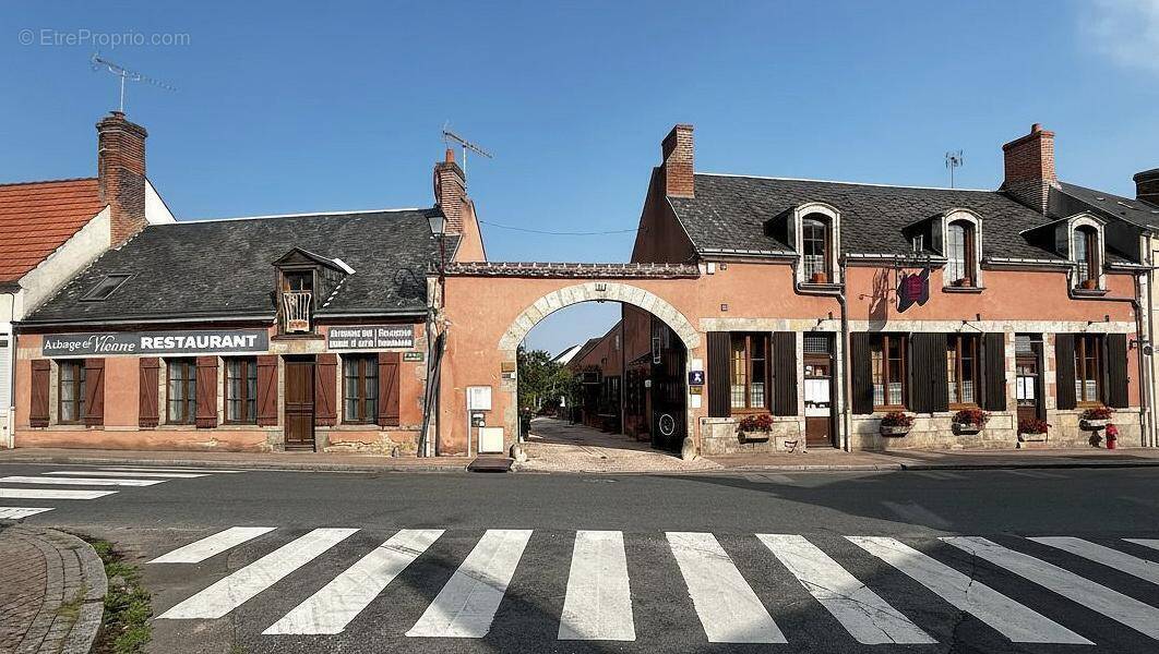 Commerce à VIENNE-EN-VAL