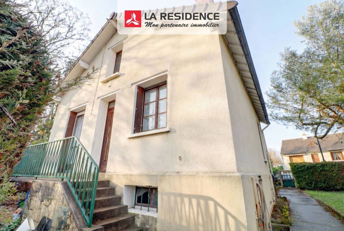 Maison à MAURECOURT