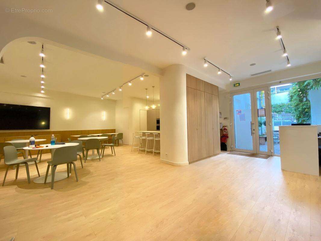 Coup de cœur assuré ! Corpimmo vous propose à la vente une très belle surface en duplex atypique et fonctionnelle entièrement ré - photo 2