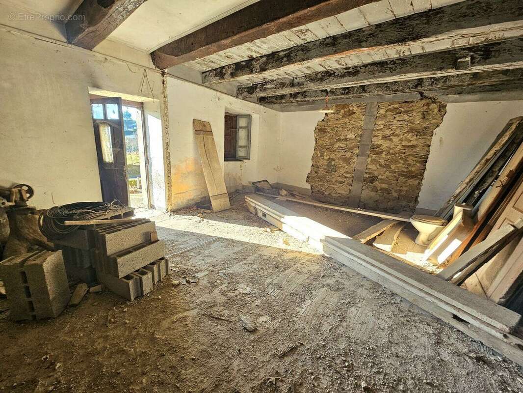 Corps de ferme à rénover avec son terrain d'environ 700m² - photo 10