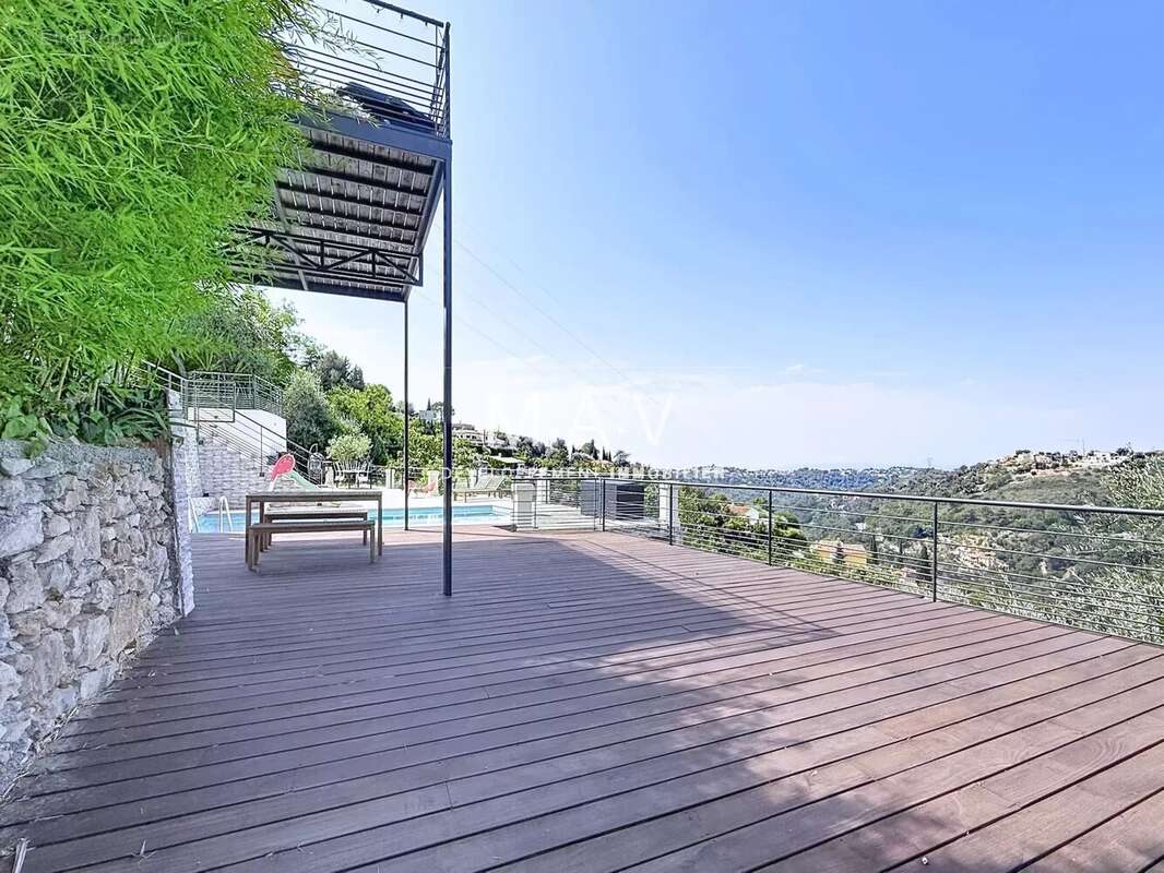 Aspremont - maison 5 pièces rénovée piscine vue panoramique collines et aperçu mer - photo 5