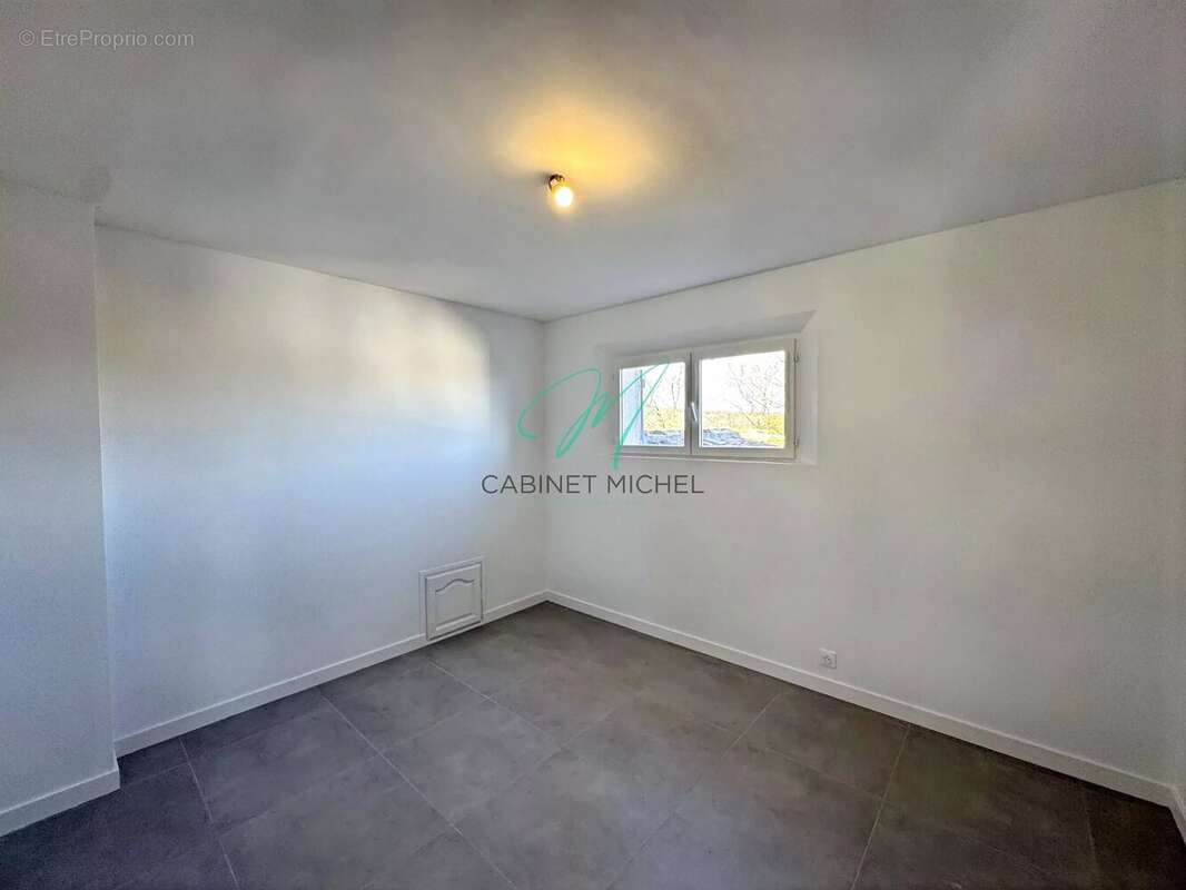 Appartement à LA ROQUETTE-SUR-SIAGNE