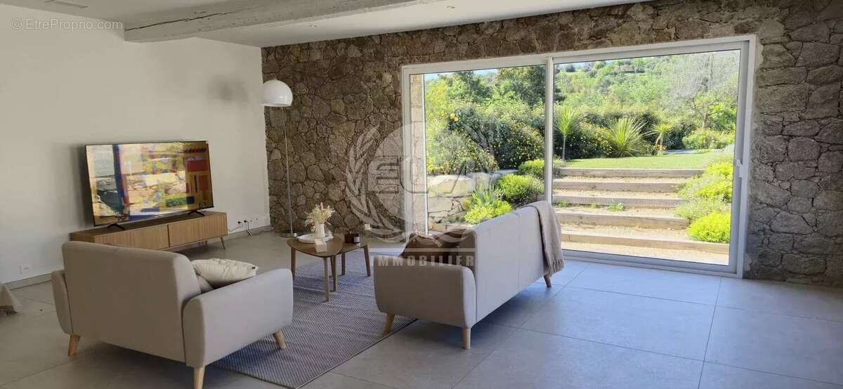 Maison à PLAN-DE-LA-TOUR