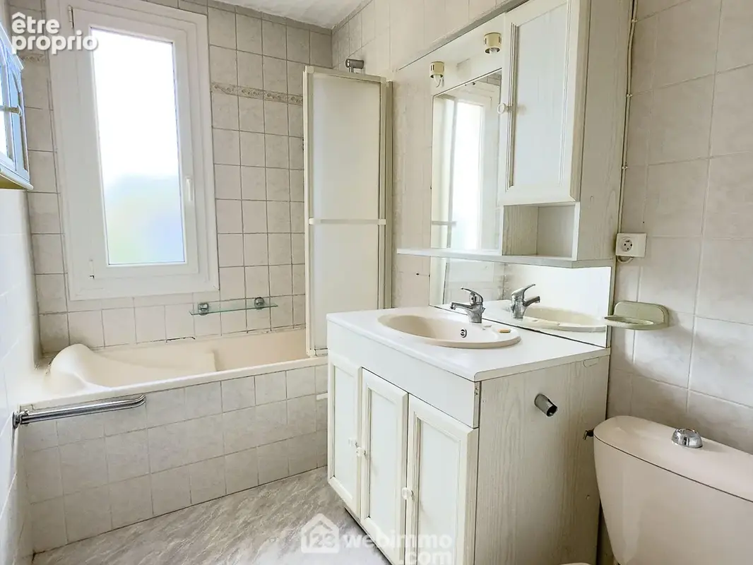 Salle de bain avec un WC.