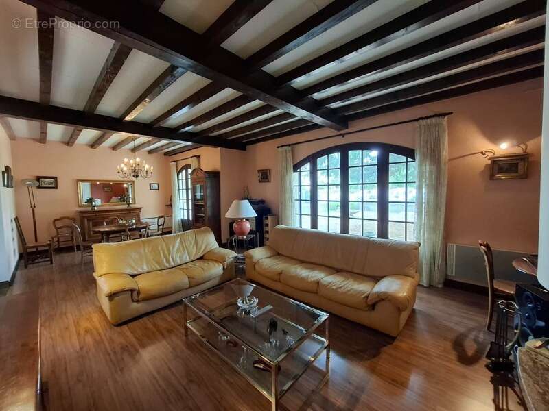 Maison à VIC-LE-COMTE