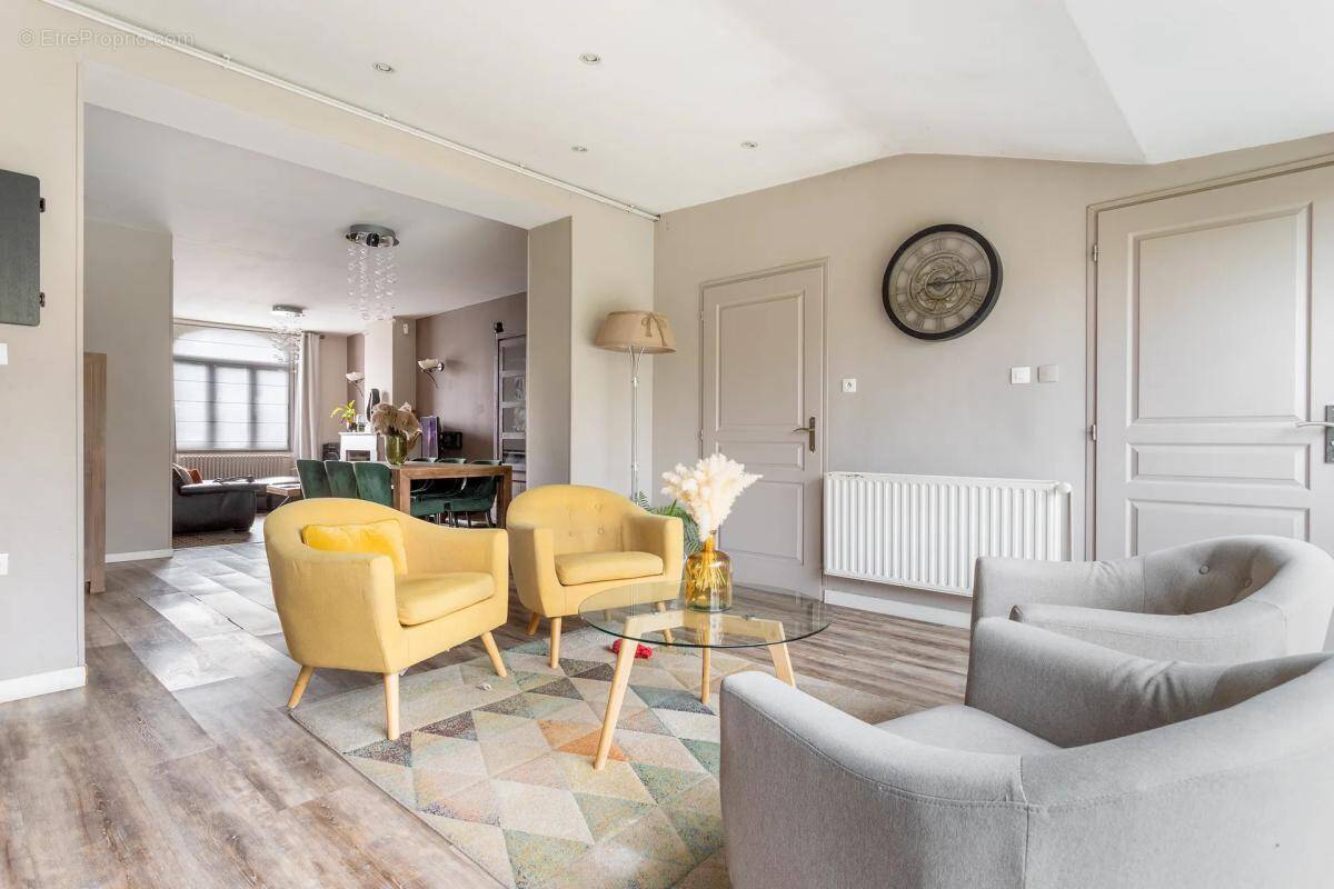 Maison à LA CHAPELLE-D'ARMENTIERES