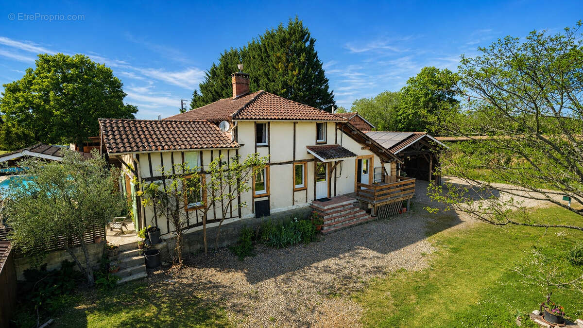 Propriété de charme : demeure principale, deux gîtes sur plus de 3 hectares - photo 2