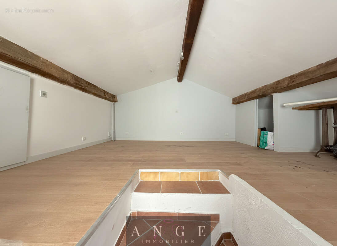 Appartement à SOLLIES-TOUCAS