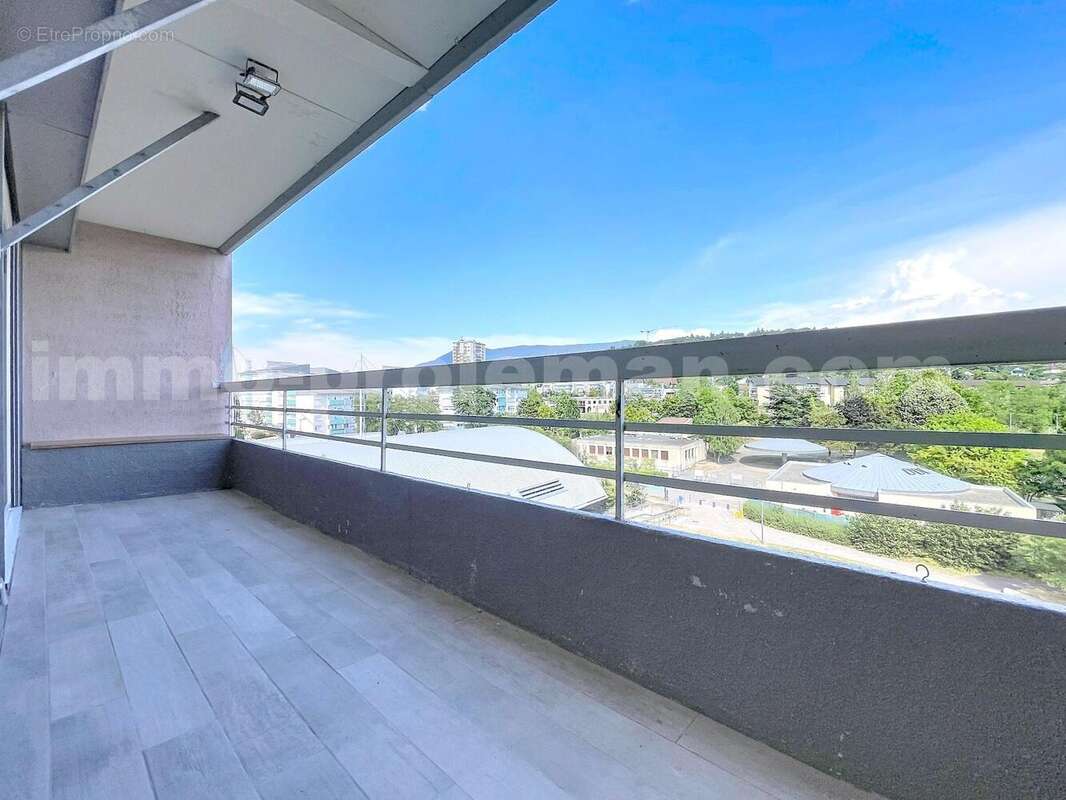 Appartement_T5_Annemasse_belle_superficie_prox_frontière_Suisse_tram_Ceva_direction_GENEVE_Frontaliers_Salon_séjour_dégagement_Chambre_salle_de_bain_grand-balcon_ - Appartement à ANNEMASSE