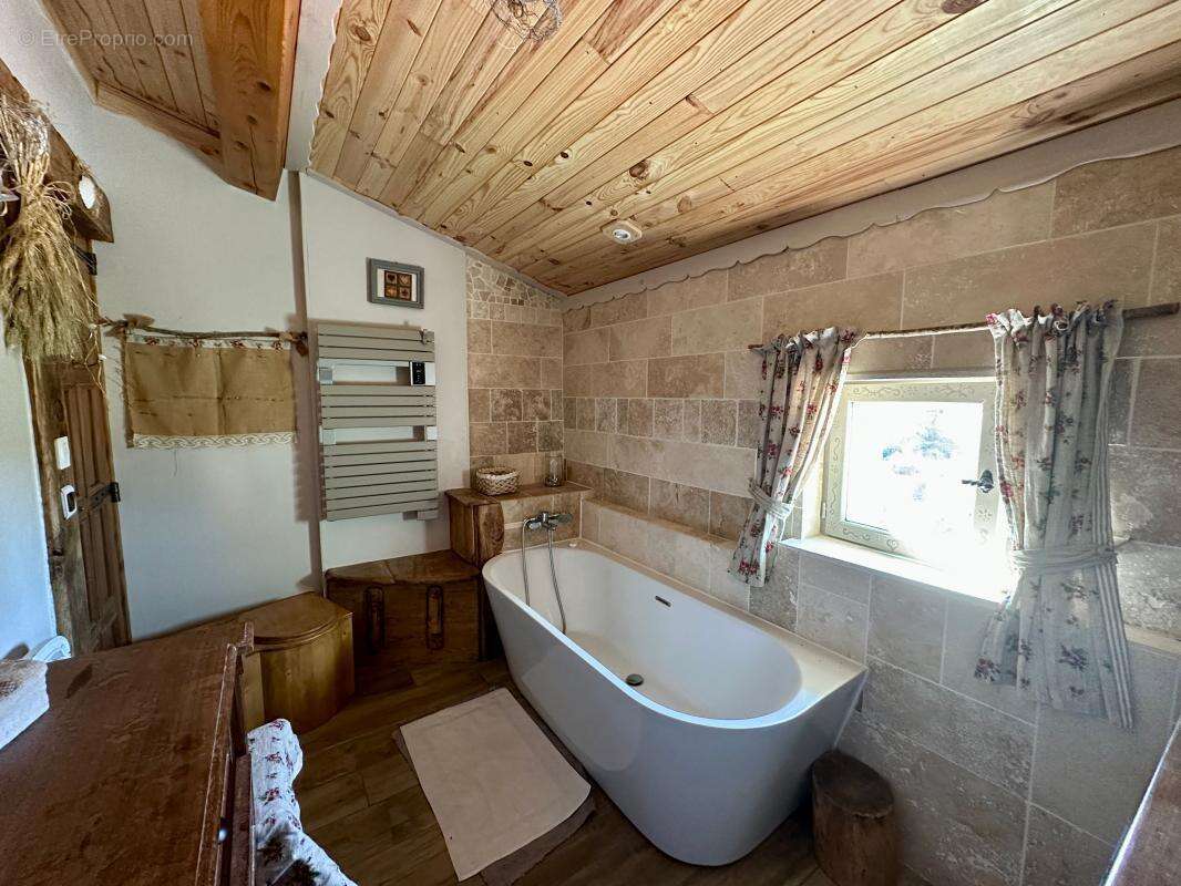 Mas/ferme rénové avec 6 chambres et 23 hectares de terrain - photo 20