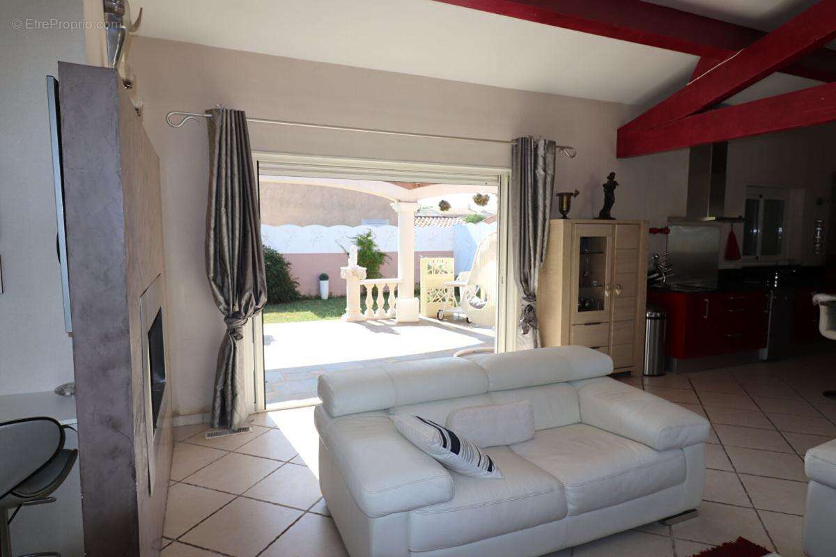 Villa Arles T 5/6  de 165 m²  avec Jardin - photo 2