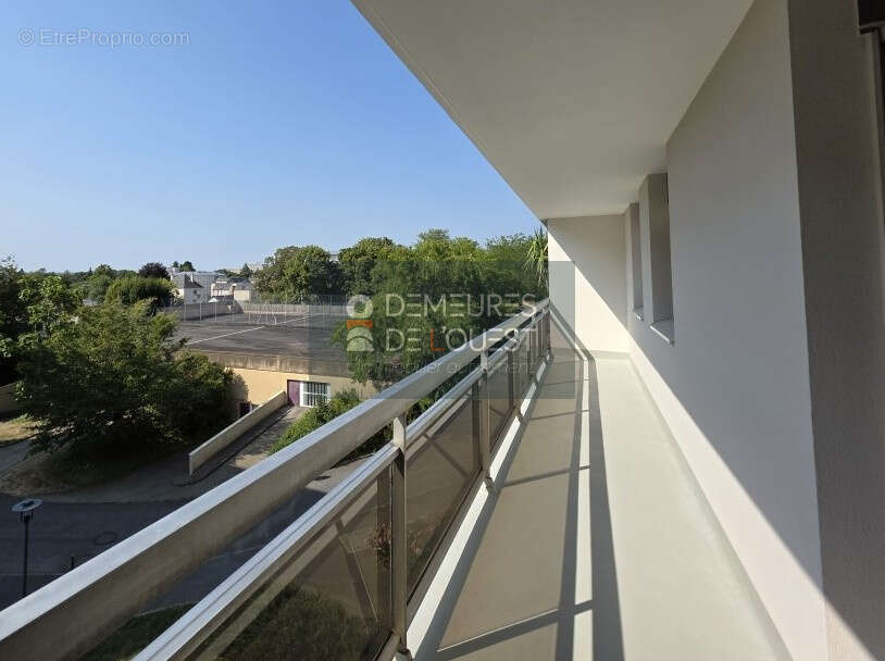 Appartement T2 - 63,50 m2 - 1 chambre - grand balcon - cave - un parking abrité - photo 2