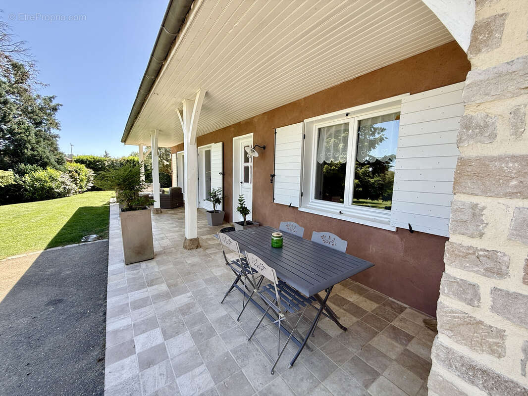 Maison à CRUZILLES-LES-MEPILLAT