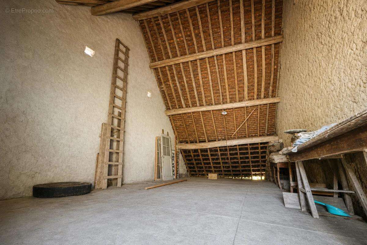 Maison à COUARGUES