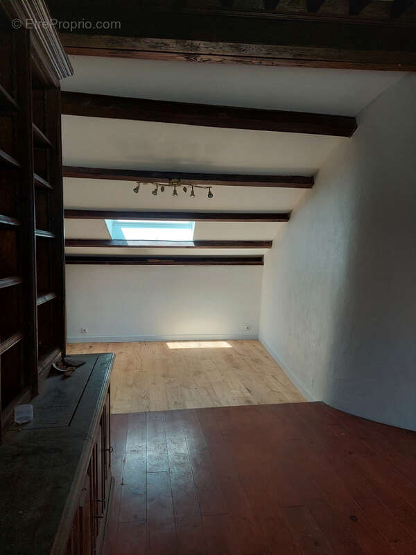 Coup de cœur assuré pour cette propriété de caractère avec grange, écurie et terrain attenant, située dans un - photo 8