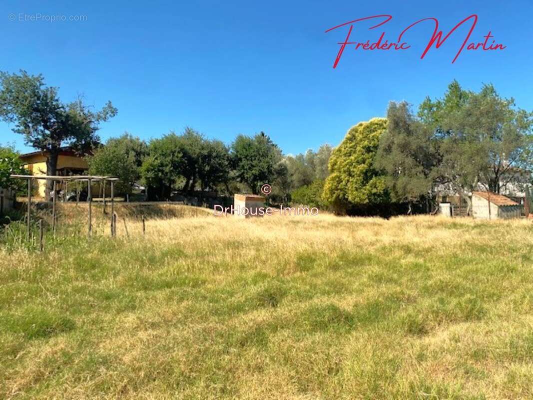 Terrain 975 m² à Uzes  - photo 4