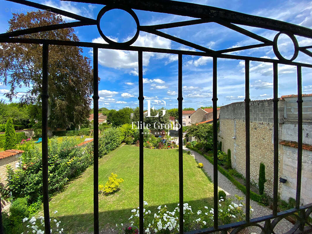 Maison à BARBEZIEUX-SAINT-HILAIRE