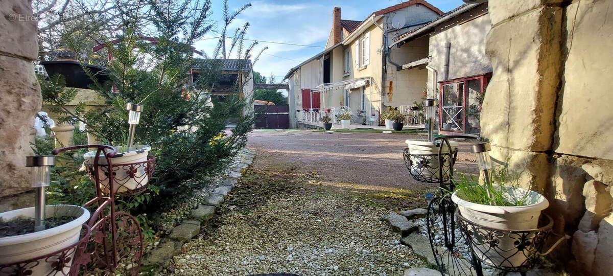 Maison à MONTS-SUR-GUESNES