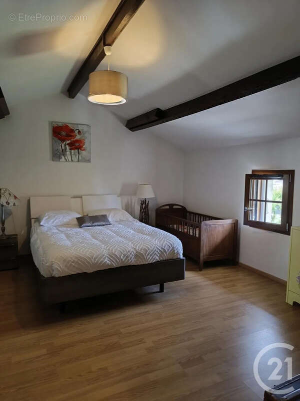 Maison 129 m² à Les Eglisottes-Et-Chalaures  - photo 8