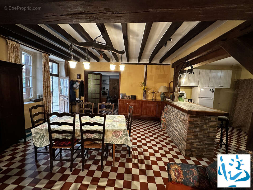 Maison 175 m² à La Celle-Saint-Cyr  - photo 6