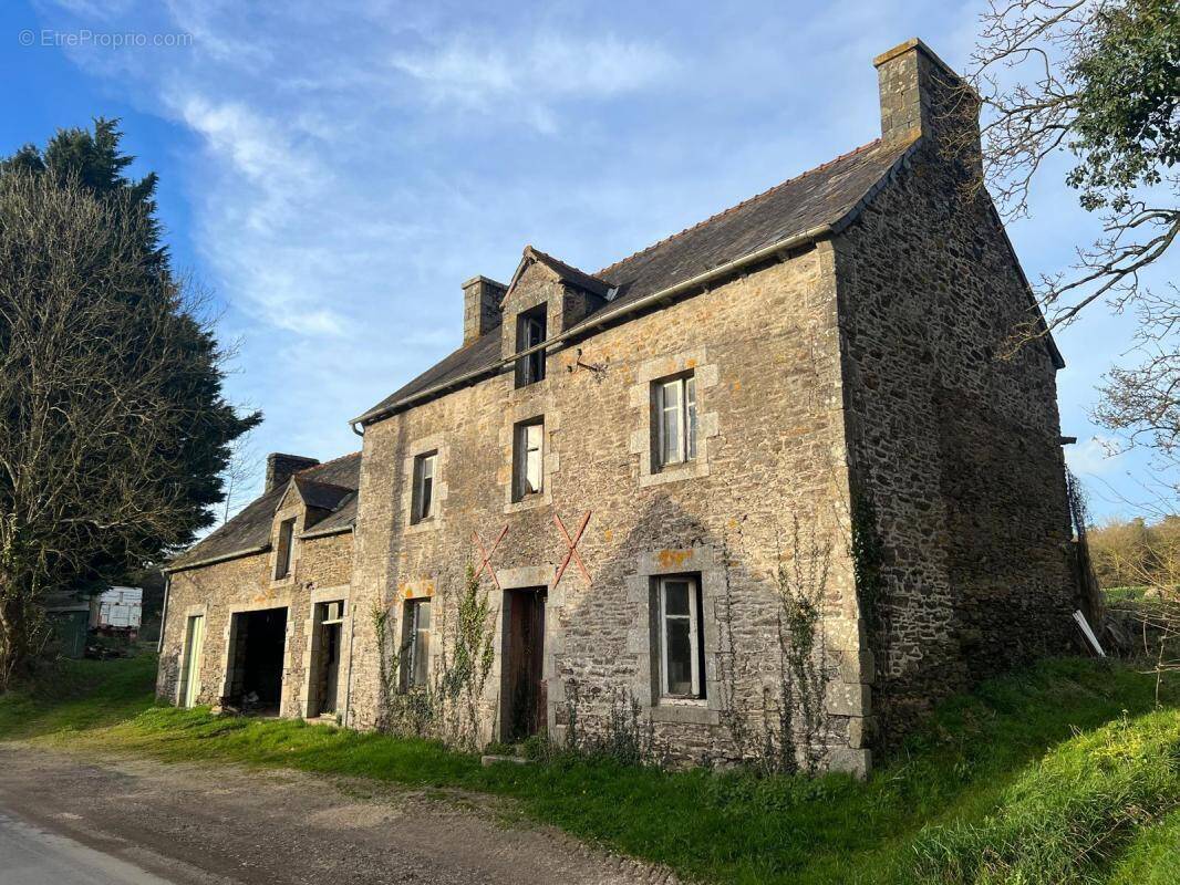 Maison à ALLINEUC
