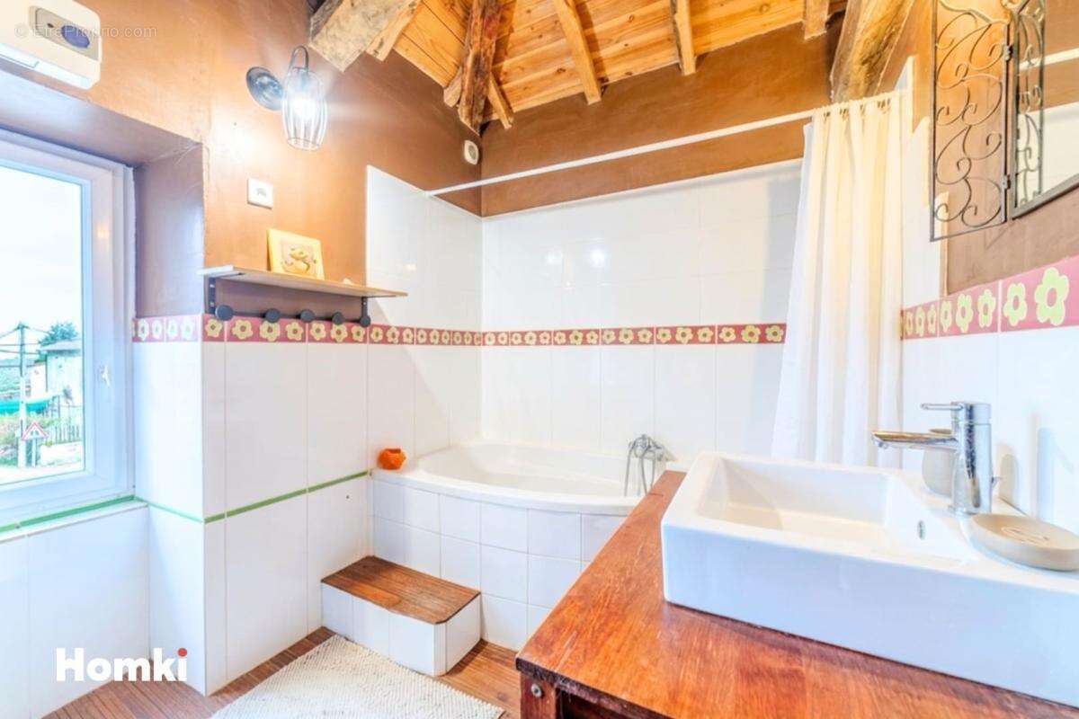 Maison à SAINT-CLEMENT-DE-VERS