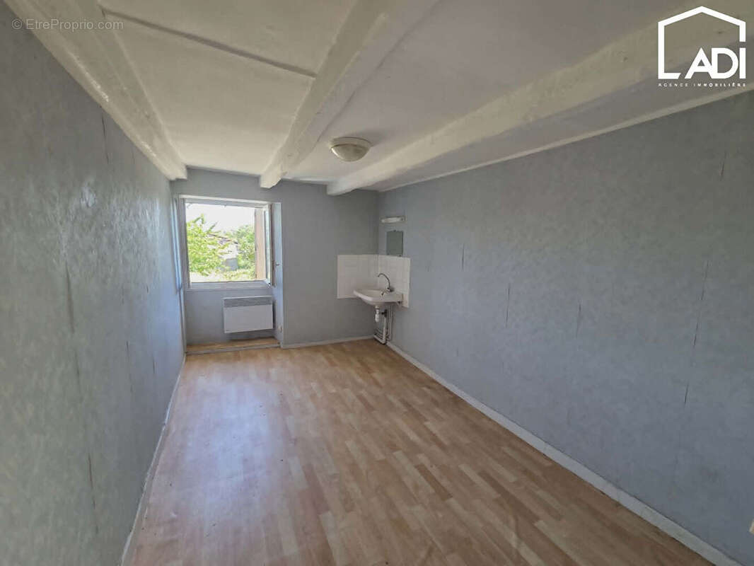 EXIREUIL ! Maison à rénover d'environ 100 m² habitables sans extérieur. - photo 8