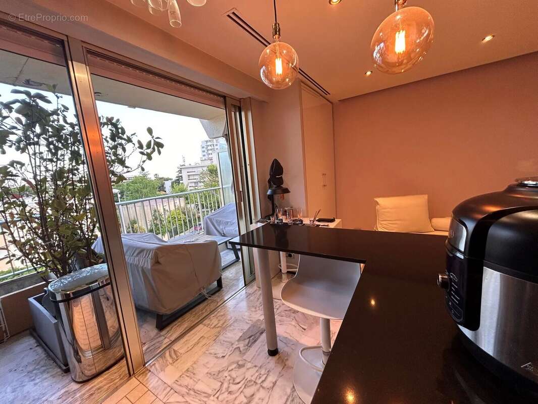 Appartement à SAINT-LAURENT-DU-VAR