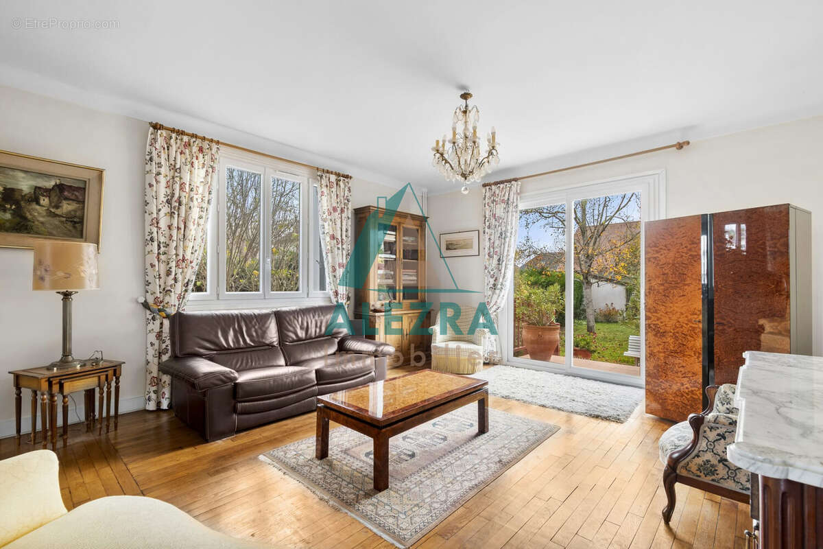 Maison à LE MESNIL-LE-ROI