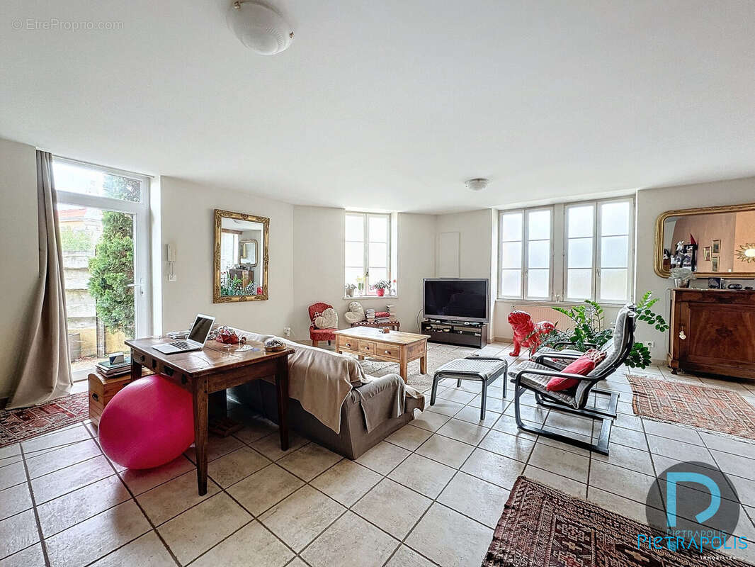 Maison à SAINT-ETIENNE-SUR-CHALARONNE