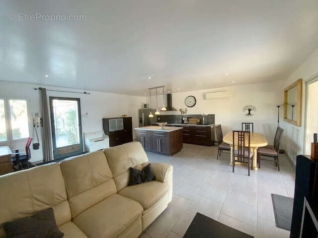 Maison de plain pied de 148 m2 avec piscine et T2 indépendant sur terrain de 1000 m2. - photo 7