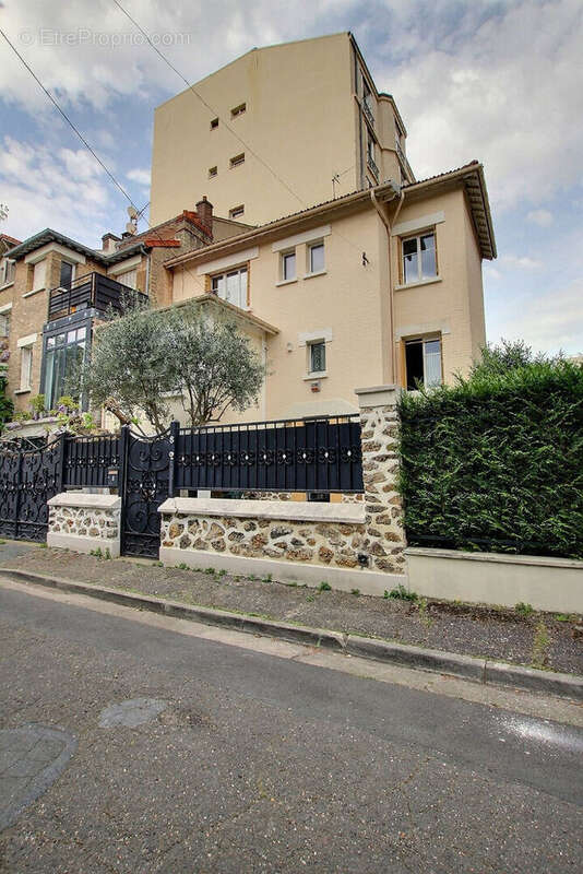 Maison à COURBEVOIE