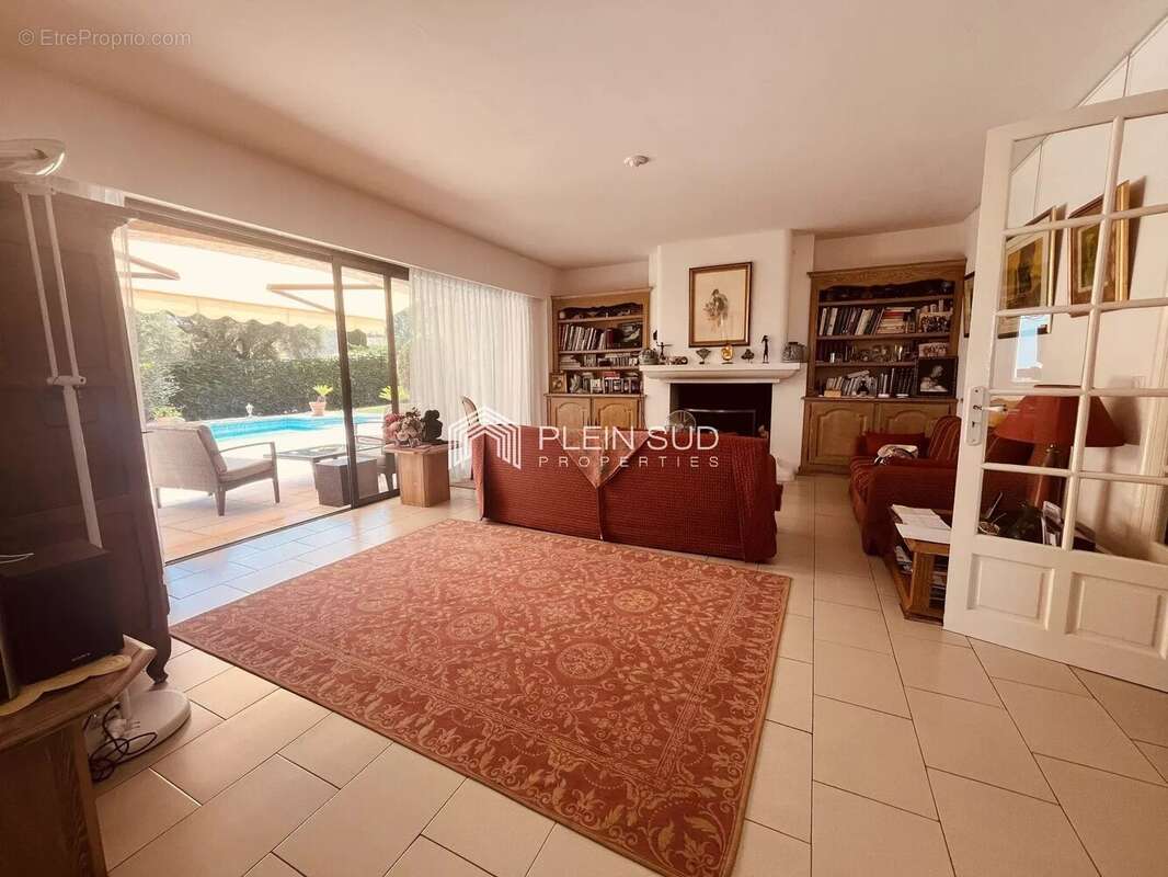 Antibes, superbe maison sur les hauteurs. - photo 10
