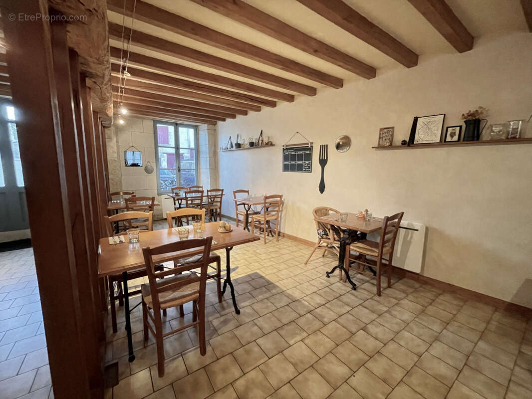 Commerce à MONTREUIL-BELLAY