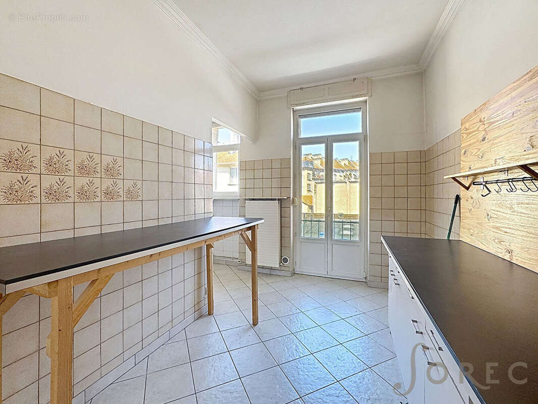 Appartement F4 de caractère avec balcon à proximité immédiate de la Gare - photo 4