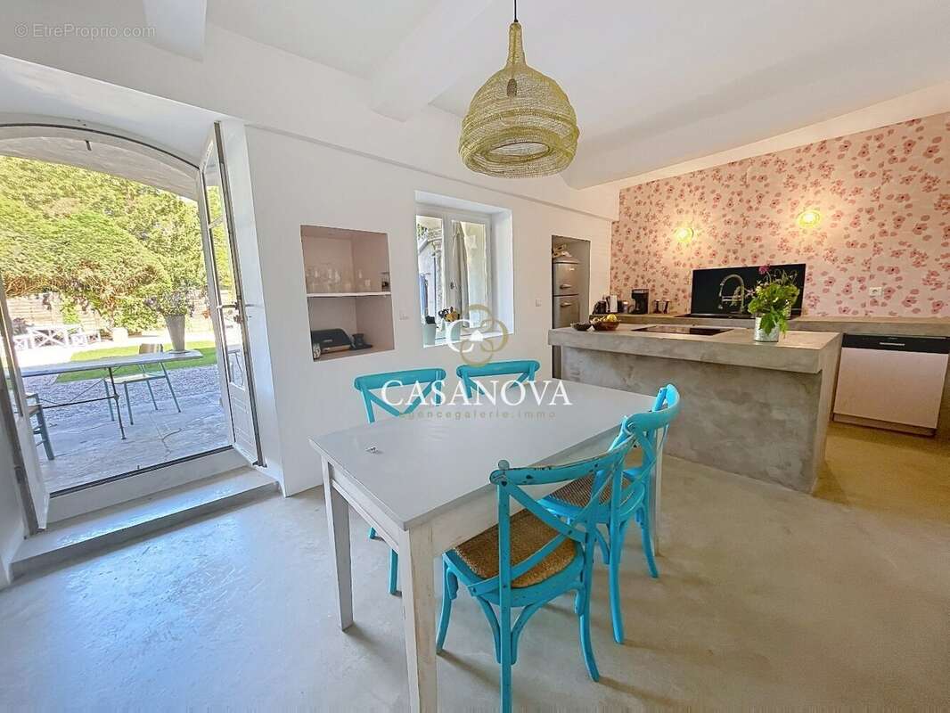 Charme & authenticité ! BATISSE de CARACTERE datant de 1789 proposant 350 m² avec jardin et piscine. Idéale pour un PROJET D'ACC - photo 4