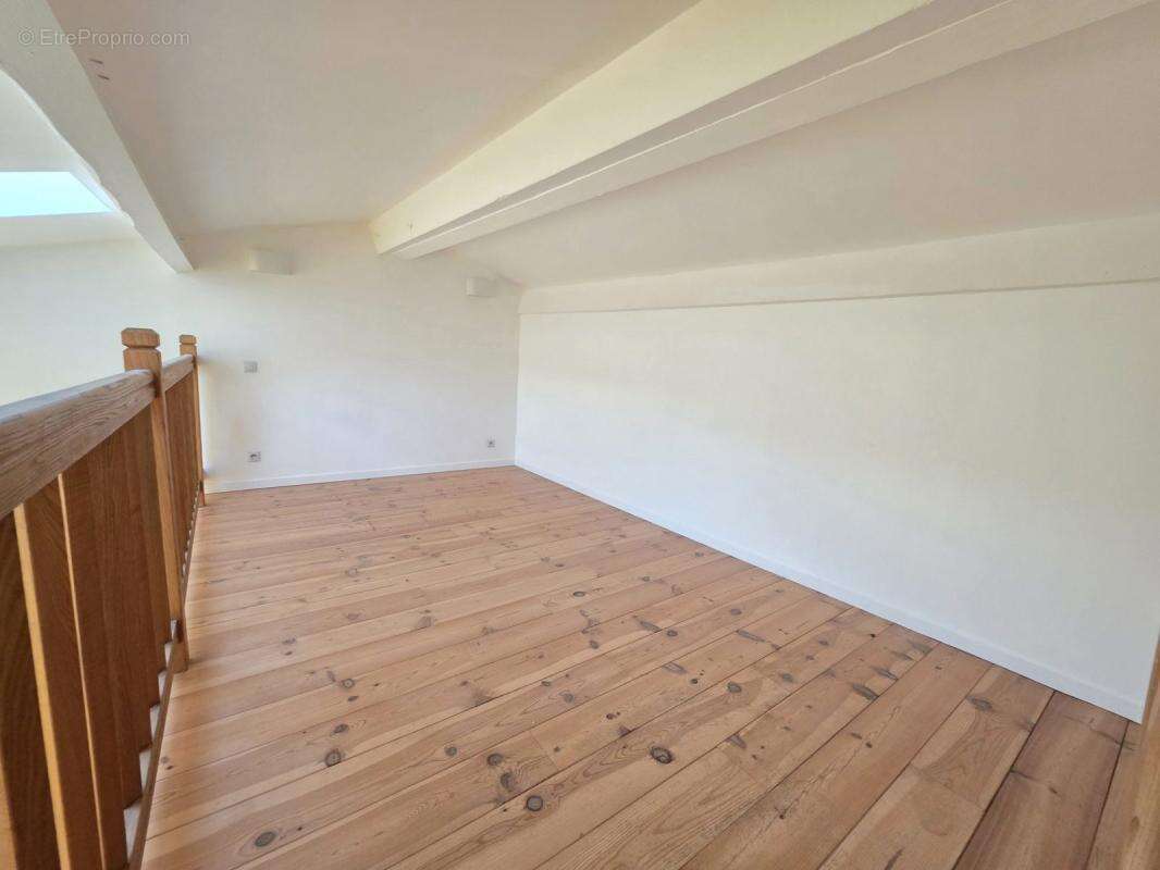 Appartement à MONTAREN-ET-SAINT-MEDIERS
