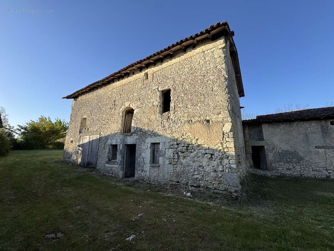 Maison à SAINT-LAURENT-DES-COMBES