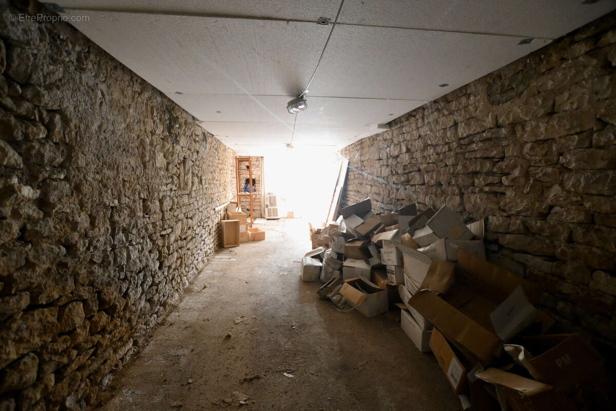 Parking à L'ISLE-SUR-SEREIN