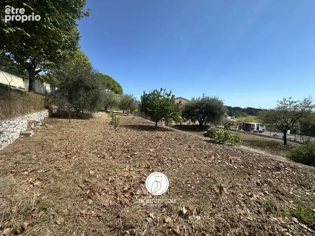 Terrain à LA GAUDE