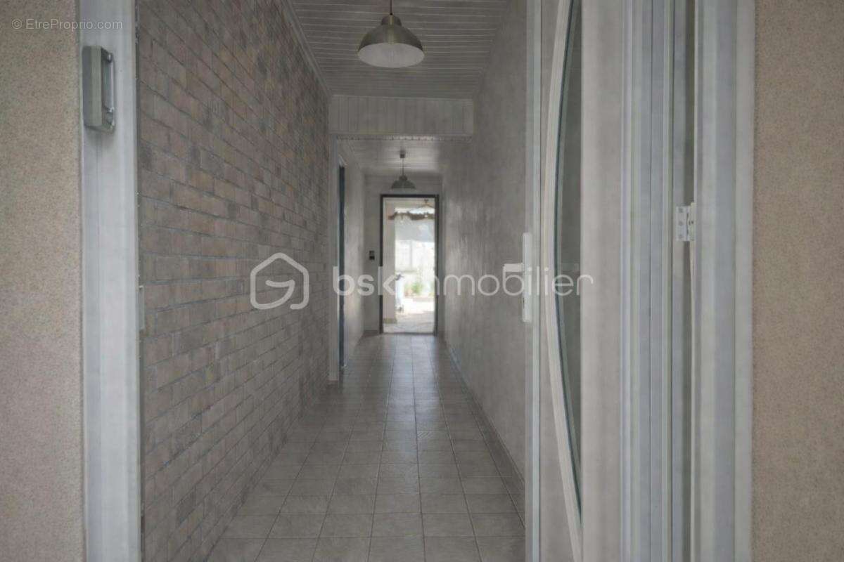 La Verrière – Maison individuelle 98 m² – 3 chambres – Terrain clos de 270 m² – Garage et annexes - photo 4