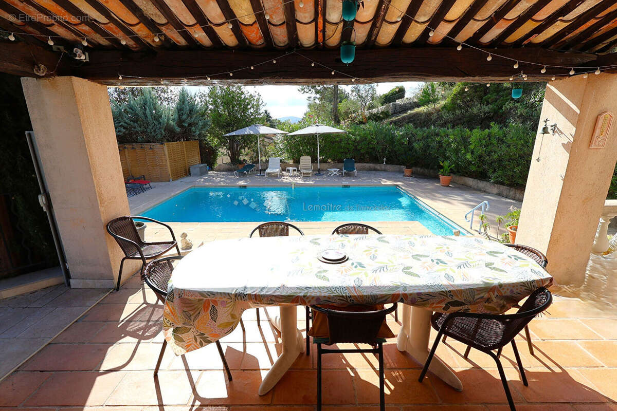 Maison de 176 m² avec piscine et terrain de 2509 m² - photo 8