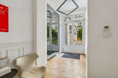 Commerce à PARIS-8E