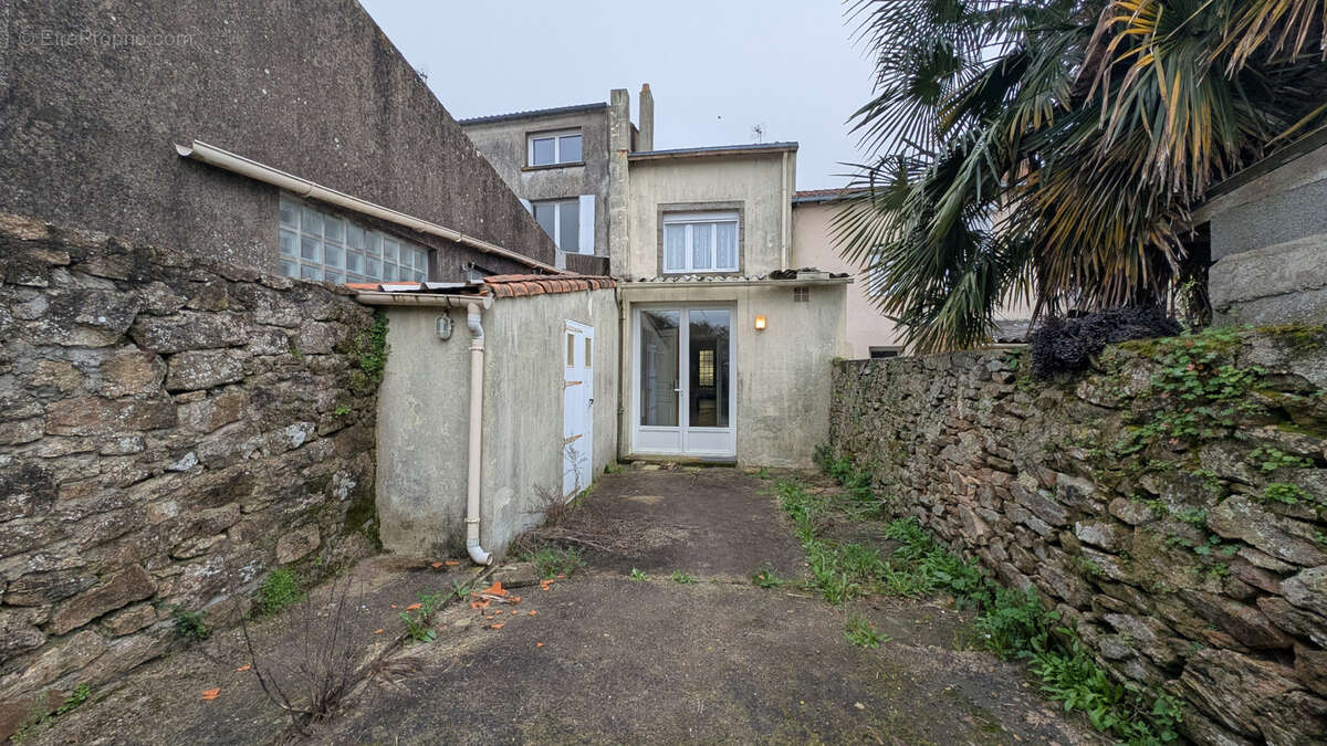 Maison à LES LANDES-GENUSSON