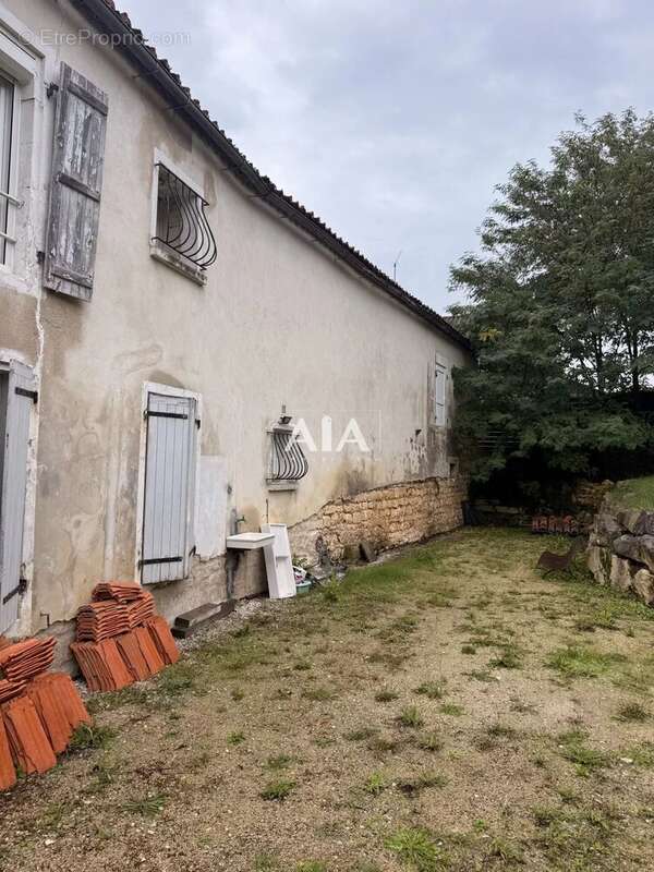 Maison à MAGNAC-SUR-TOUVRE