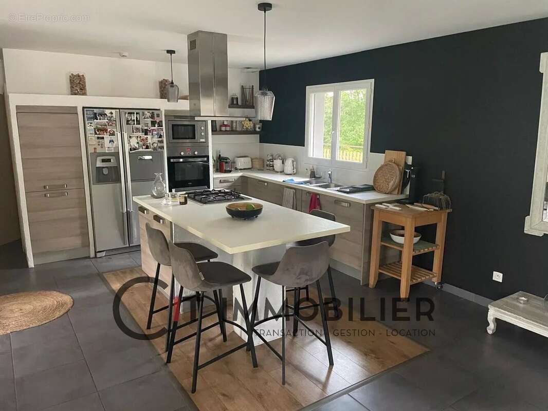 Maison à LA CHAPELLE-DE-LA-TOUR