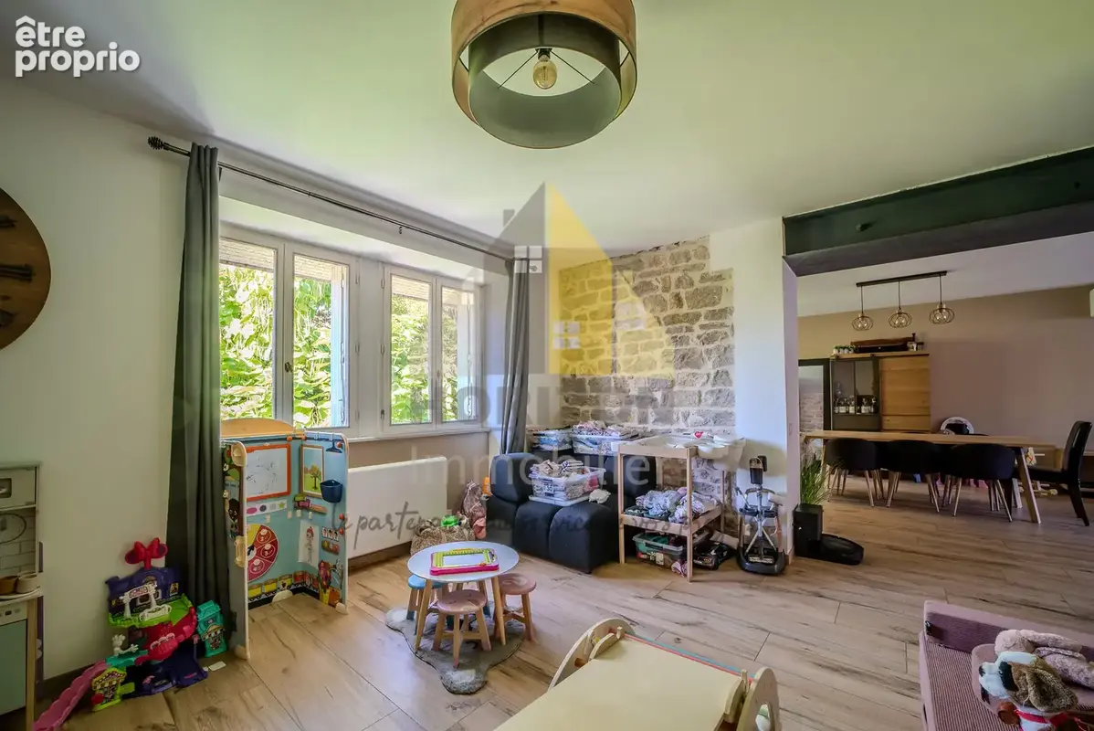 Maison de village avec jardin, grande terrasse au coeur du bourg de Sellières ! - photo 5